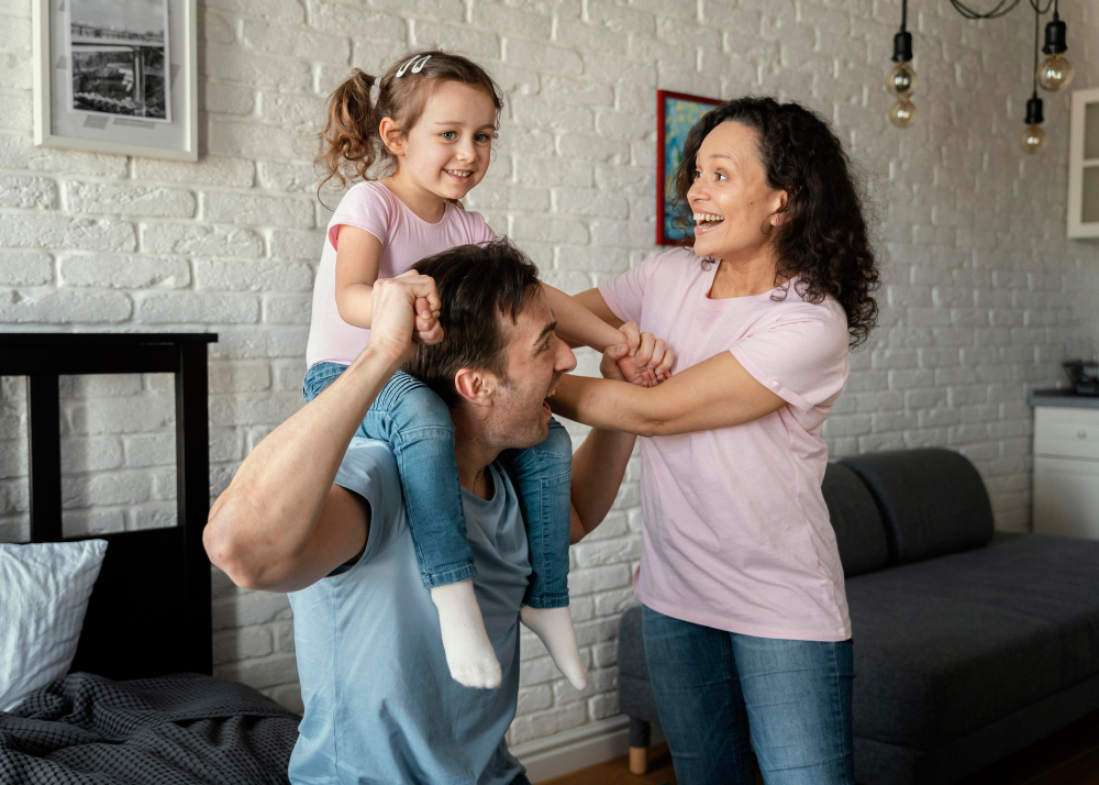 Familia sonriendo, sintiéndose segura y protegida por su seguro