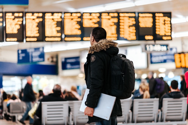 Persona viajando con tranquilidad gracias a su seguro de viaje